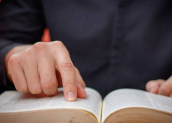 Prefeito sanciona lei que permite leitura bíblica nas escolas em Teresina